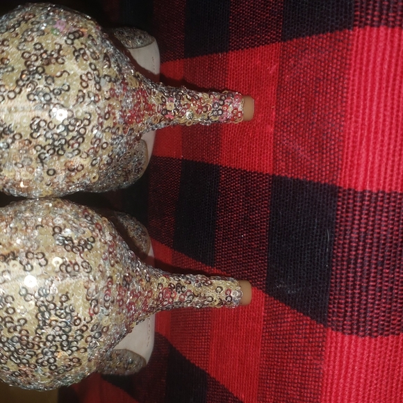 White House Black Market champagne gold sequined heels - Picture 6 of 7